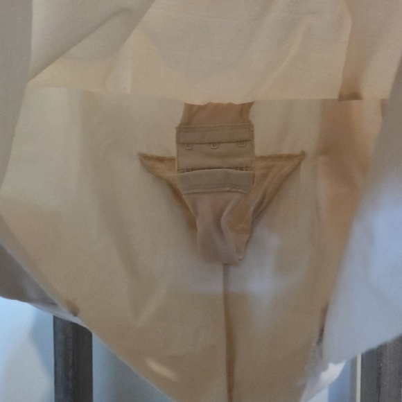 ⭐️40% Off⭐️ Maidenform Shaping Slip with Built In Bra - Picture 14 of 16